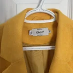 Thumbnail for Manteau long d’automne jaune