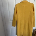Thumbnail for Manteau long d’automne jaune