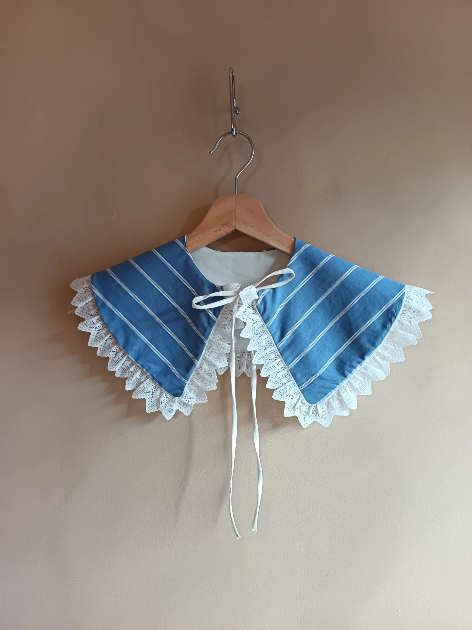 Col amovible en dentelle *Autre seconde main