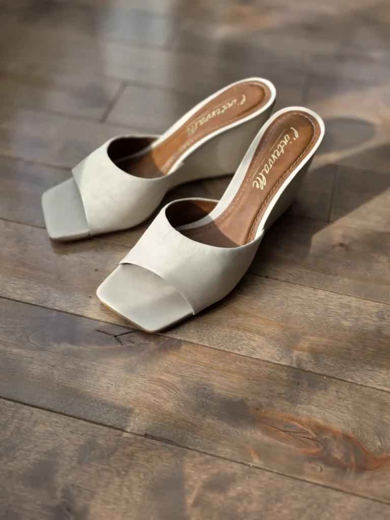 Talons Hauts à Lanières BCBGMAXAZRIA Jaune - Taille US 6.5 (36.5 EU) - Talon Aiguille 10.8cm - Occasion Très Bon État