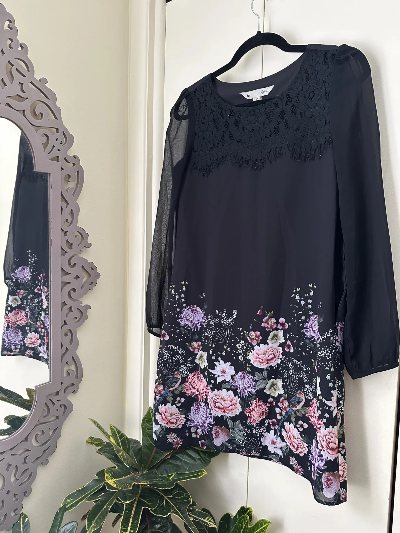 Featured image for Yumi black floral dress - size small (36)