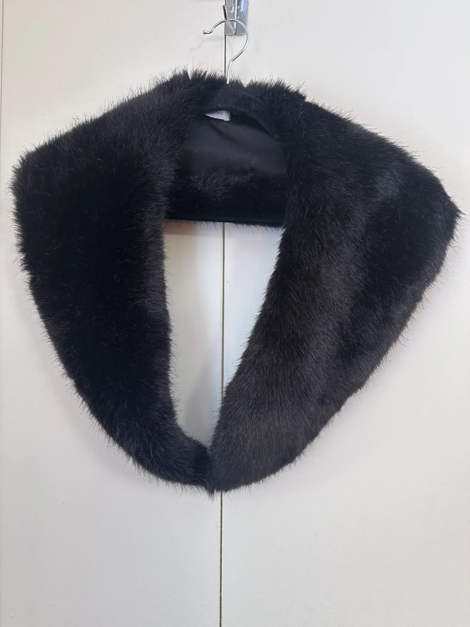 Featured image for Étole en fausse fourrure noire - Tristan