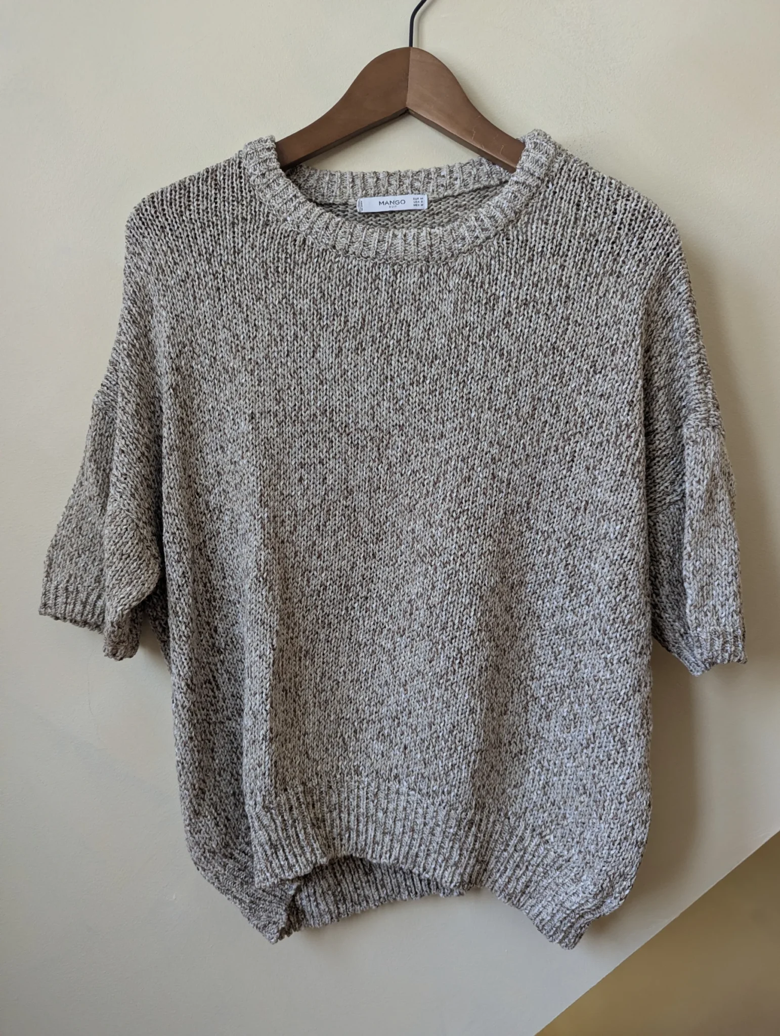 Featured image for T-shirt en maille Mango