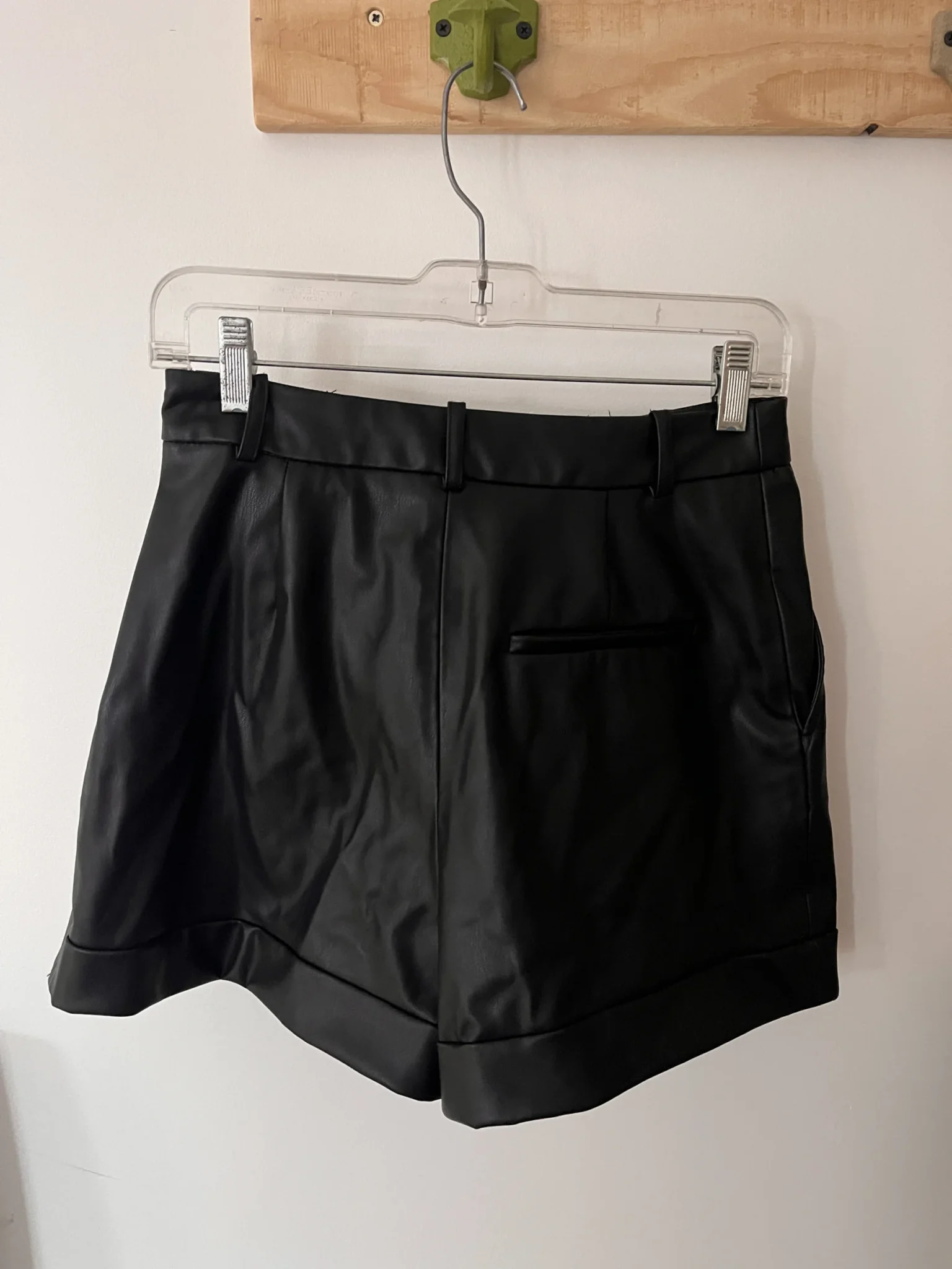 Featured image for Short en simili cuir noir