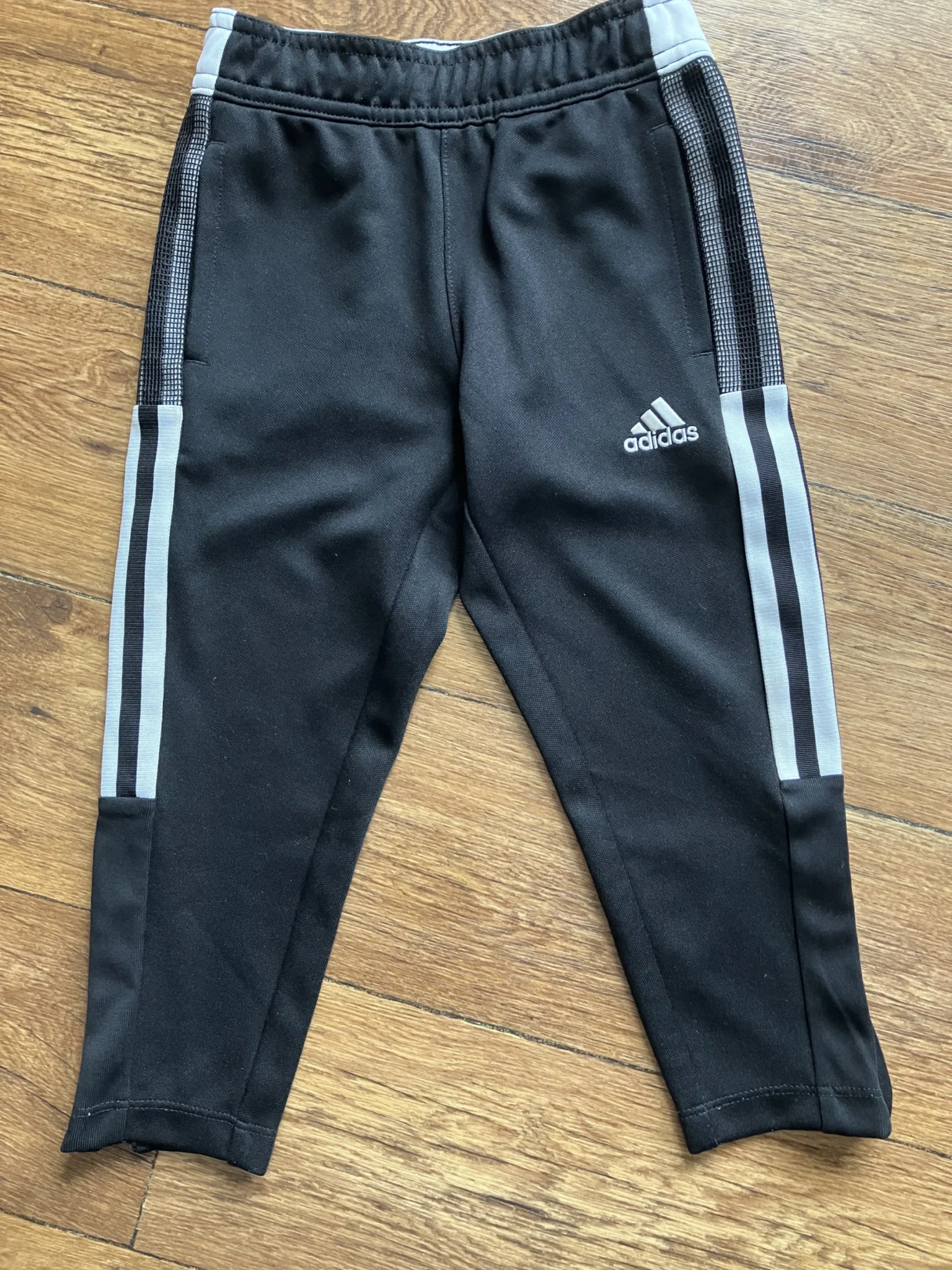Featured image for Pantalon sport Adidas 4 ans