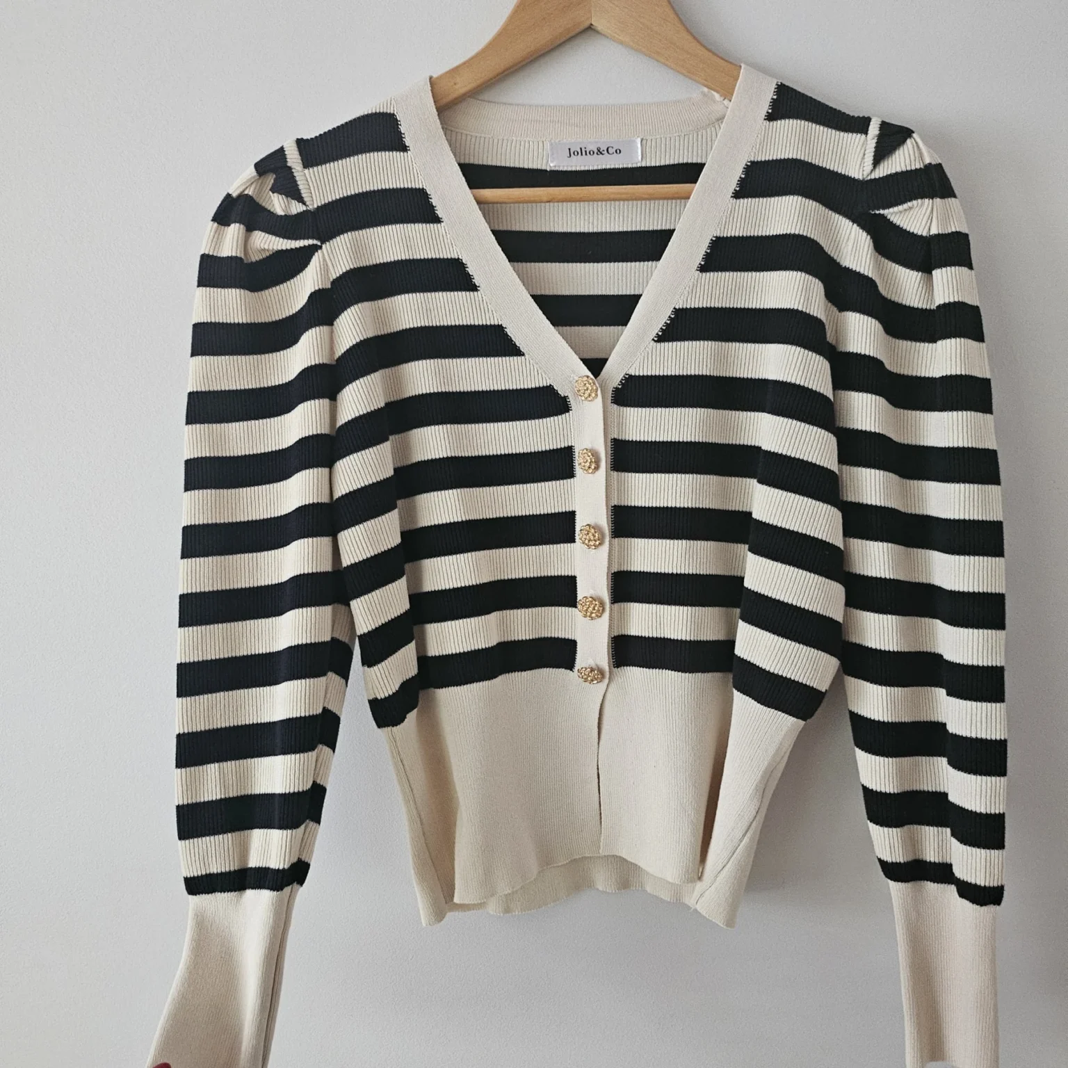 Featured image for Cardigan avec boutons dorés