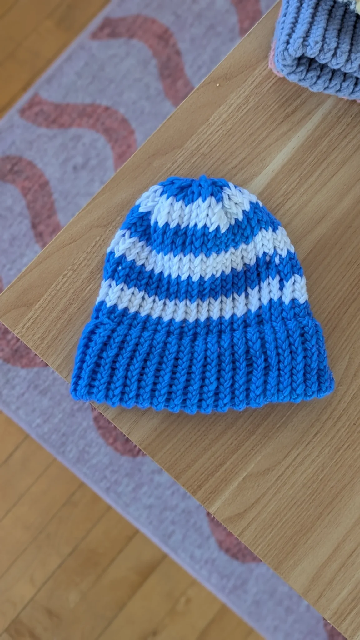 Featured image for Tuque lignée 🤍💙