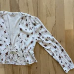 Thumbnail for Aritzia cropped blouse 🌸
