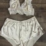 Featured thumbnail for Ensemble de lingerie