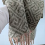Thumbnail for Foulard à motif géométrique