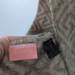 Thumbnail for Foulard à motif géométrique