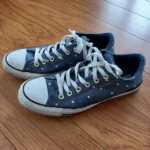 Featured thumbnail for Converse à pois