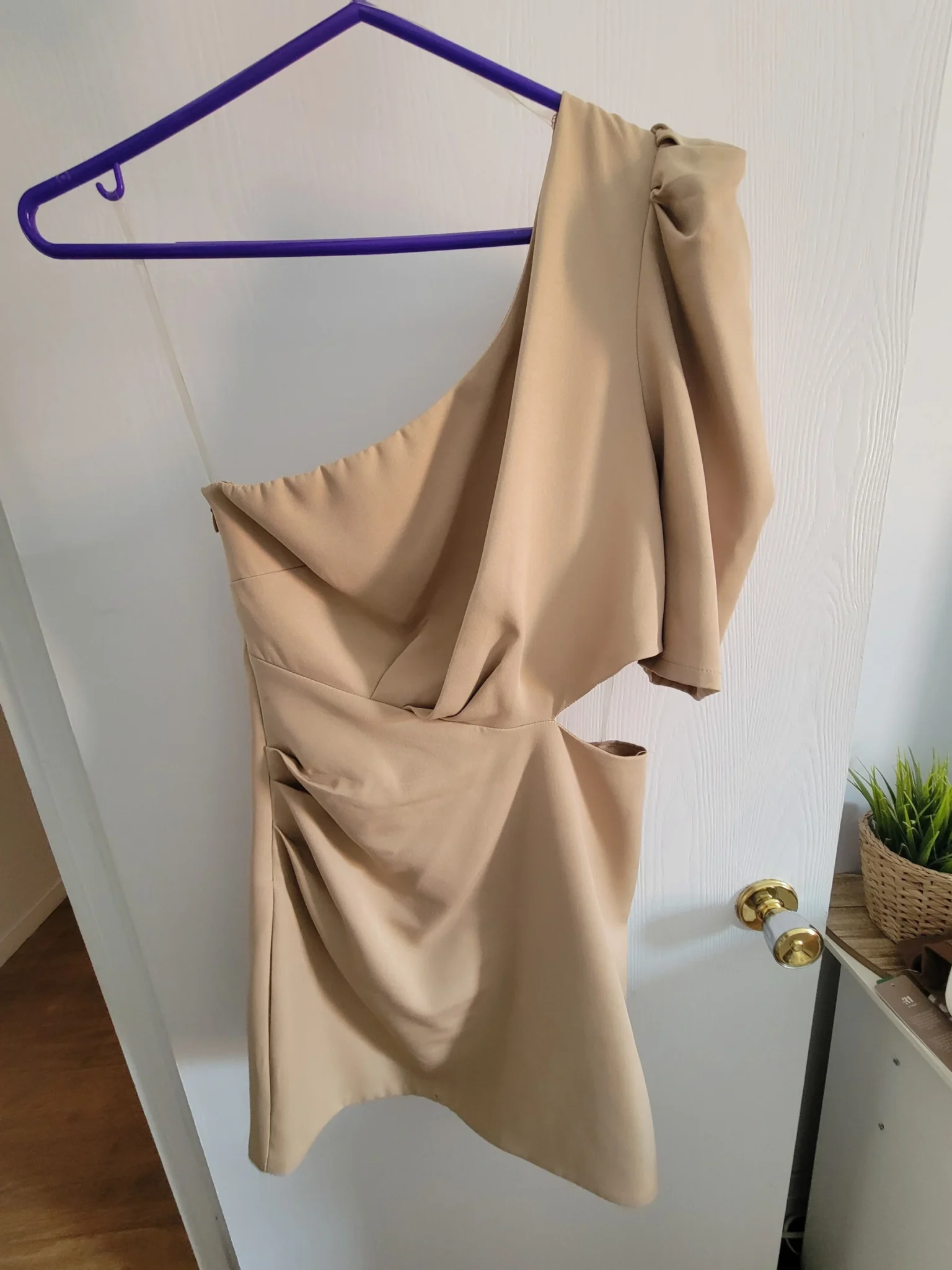 Featured image for Chic short dress