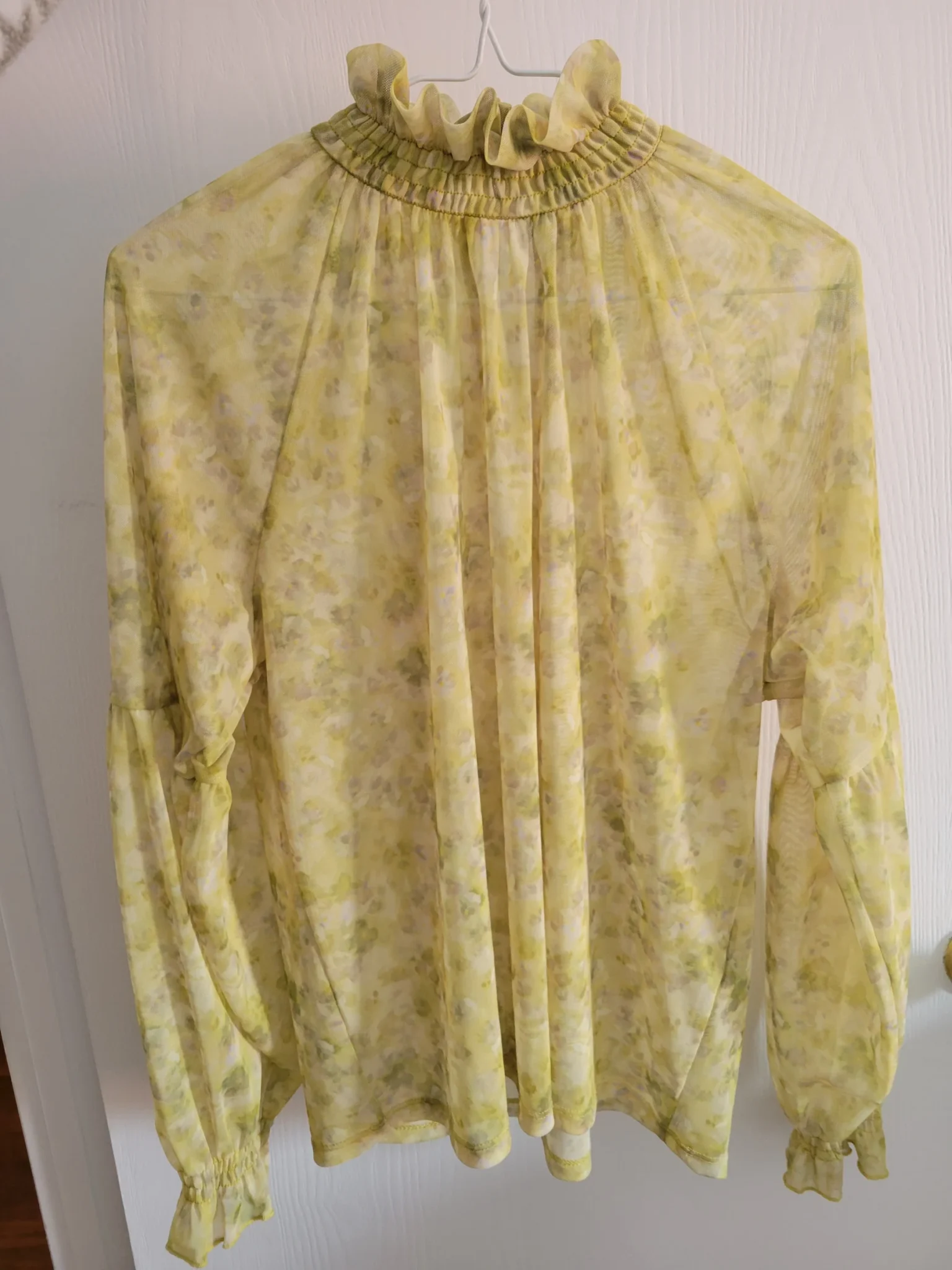 Featured image for Blouse bouffante semi-transparente