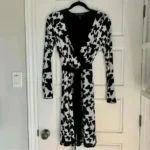 Featured thumbnail for WHITE HOUSE BLACK MARKET - Robe Faux Wrap noire et blanche ceintrée - Small
