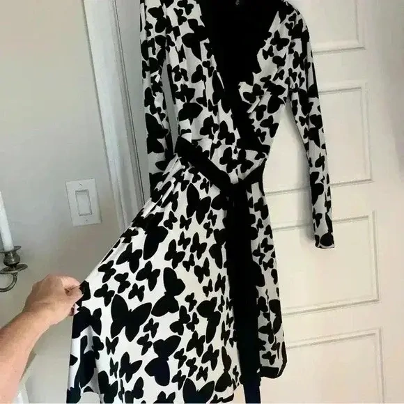 Image for WHITE HOUSE BLACK MARKET - Robe Faux Wrap noire et blanche ceintrée - Small