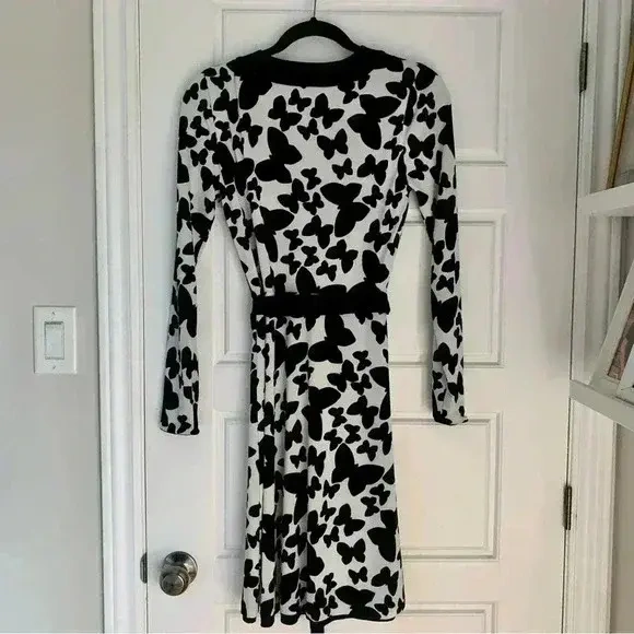 Image for WHITE HOUSE BLACK MARKET - Robe Faux Wrap noire et blanche ceintrée - Small