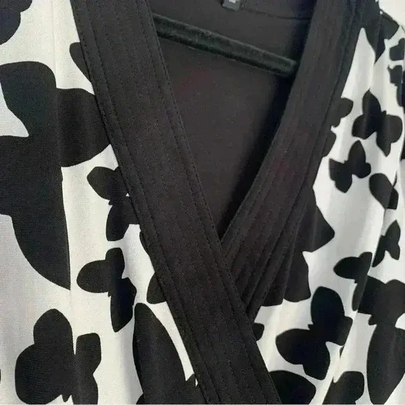 Image for WHITE HOUSE BLACK MARKET - Robe Faux Wrap noire et blanche ceintrée - Small