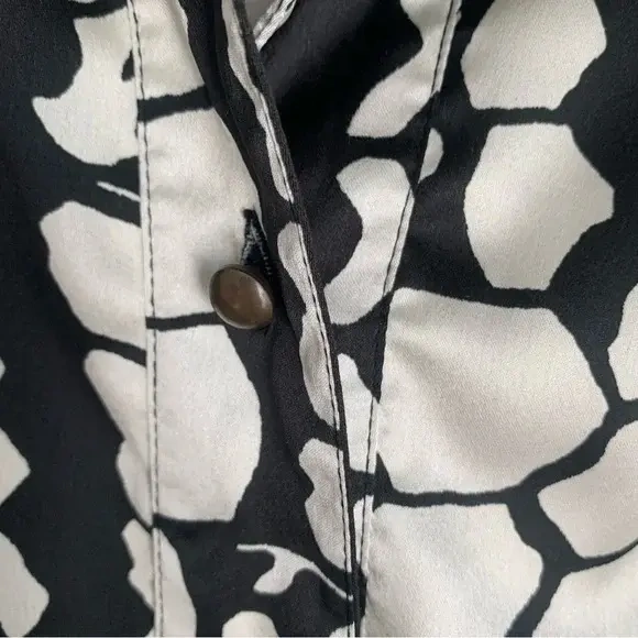 Image for Robe courte manches longues style chemisier satinée - Noir et blanc - Medium