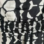 Thumbnail for Robe courte manches longues style chemisier satinée - Noir et blanc - Medium