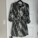 Thumbnail for Robe courte manches longues style chemisier satinée - Noir et blanc - Medium
