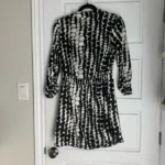 Thumbnail for Robe courte manches longues style chemisier satinée - Noir et blanc - Medium