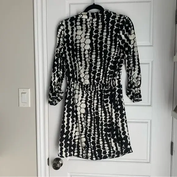 Image for Robe courte manches longues style chemisier satinée - Noir et blanc - Medium