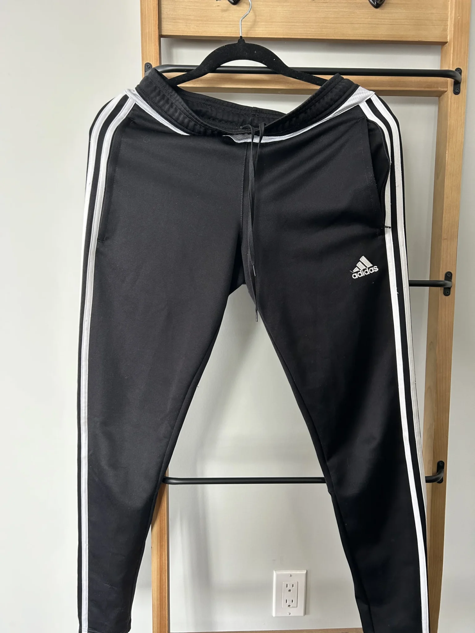 Featured image for Pantalons de sport Adidas