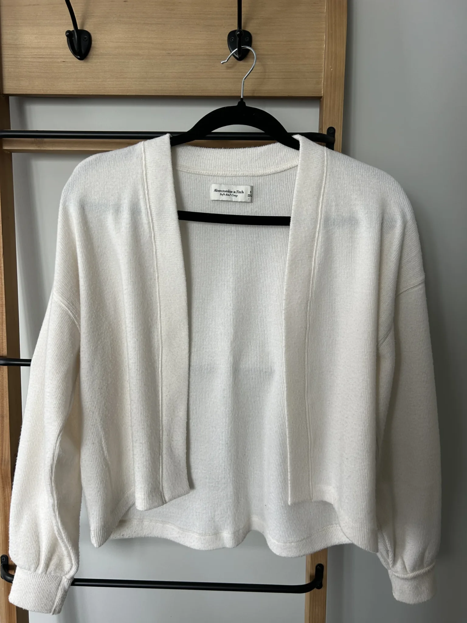 Featured image for Soft white long-sleeved jacket