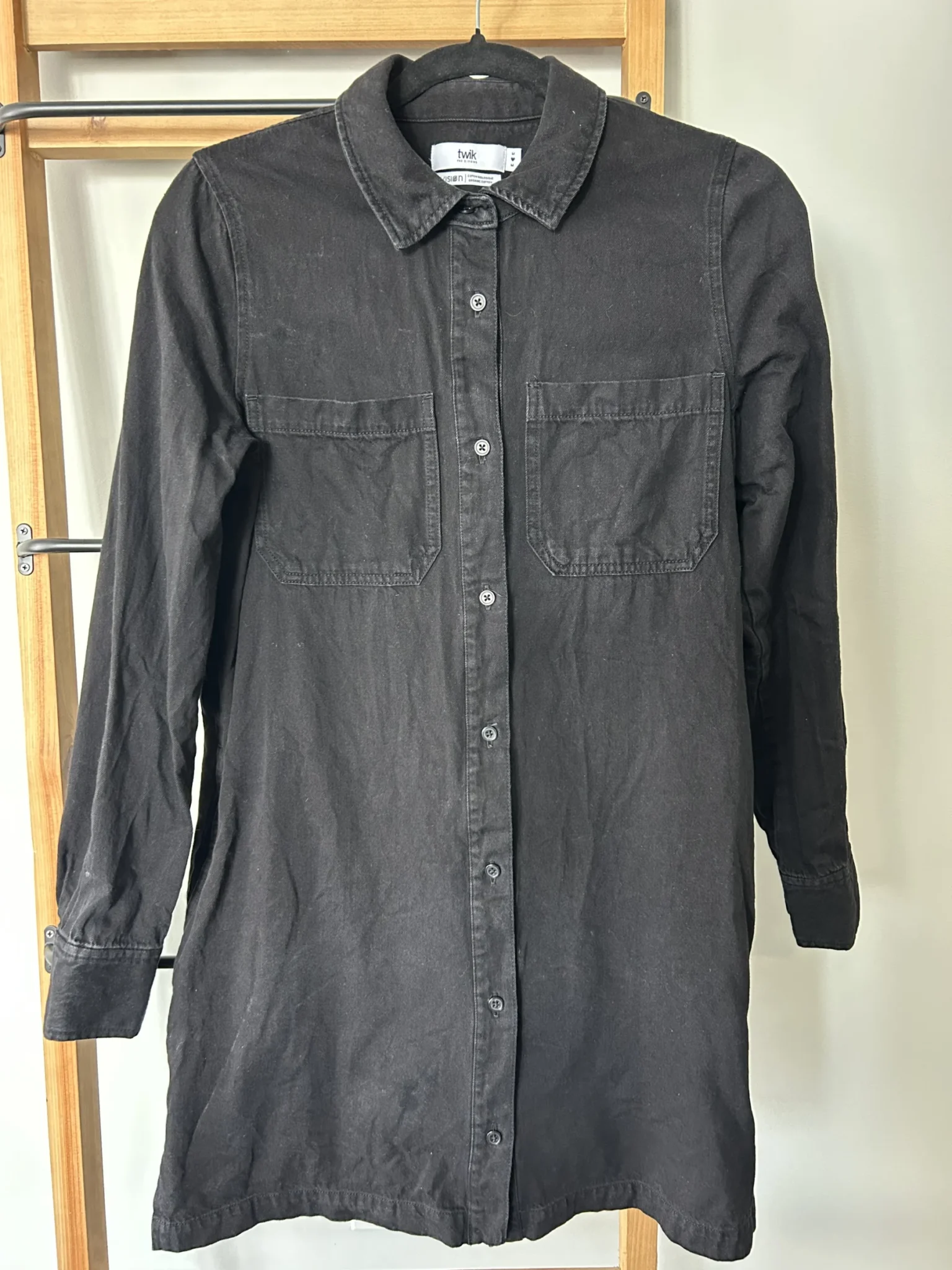Featured image for Robe-chemise noire manches longues