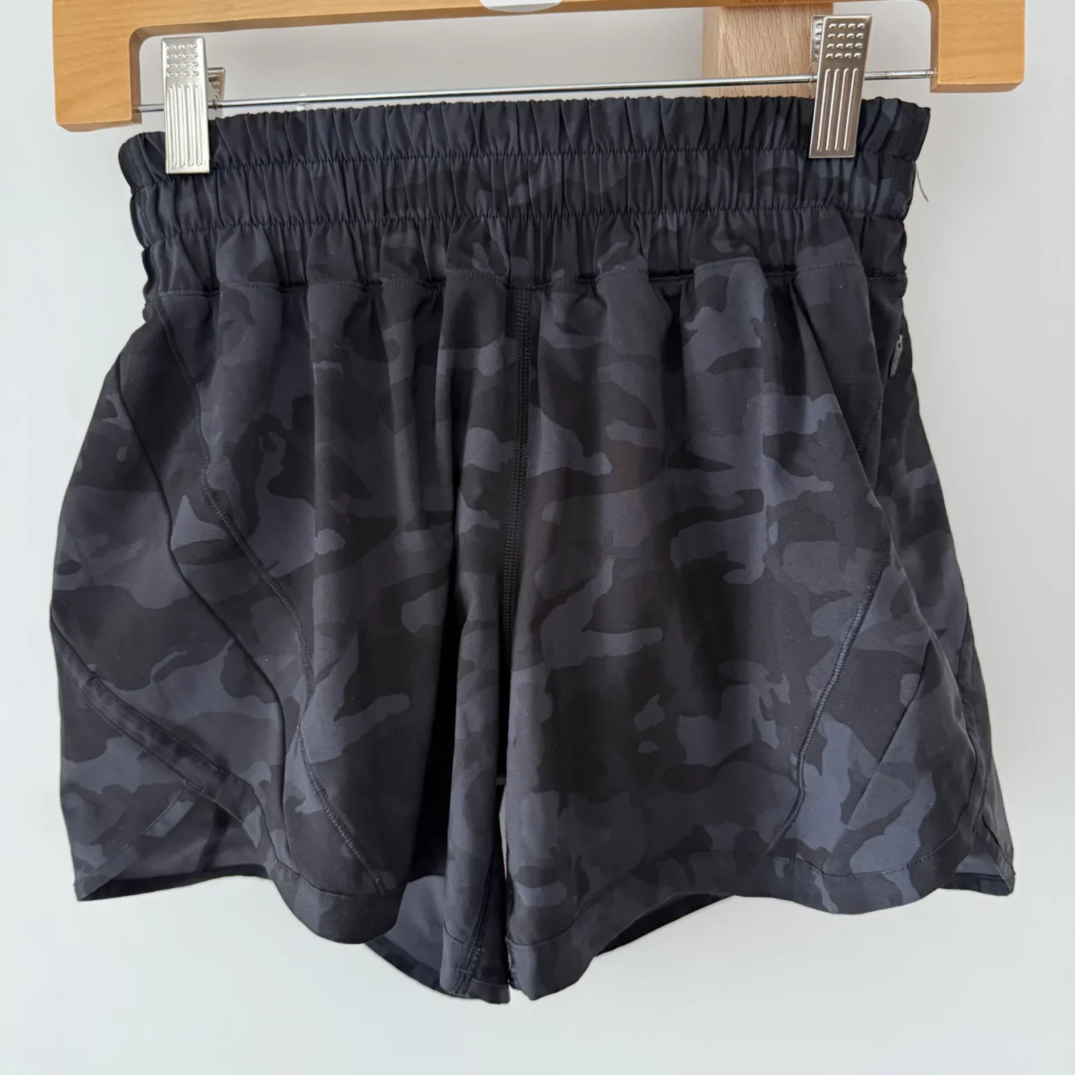 Featured image for Lululemon Tracker short camo sz 4