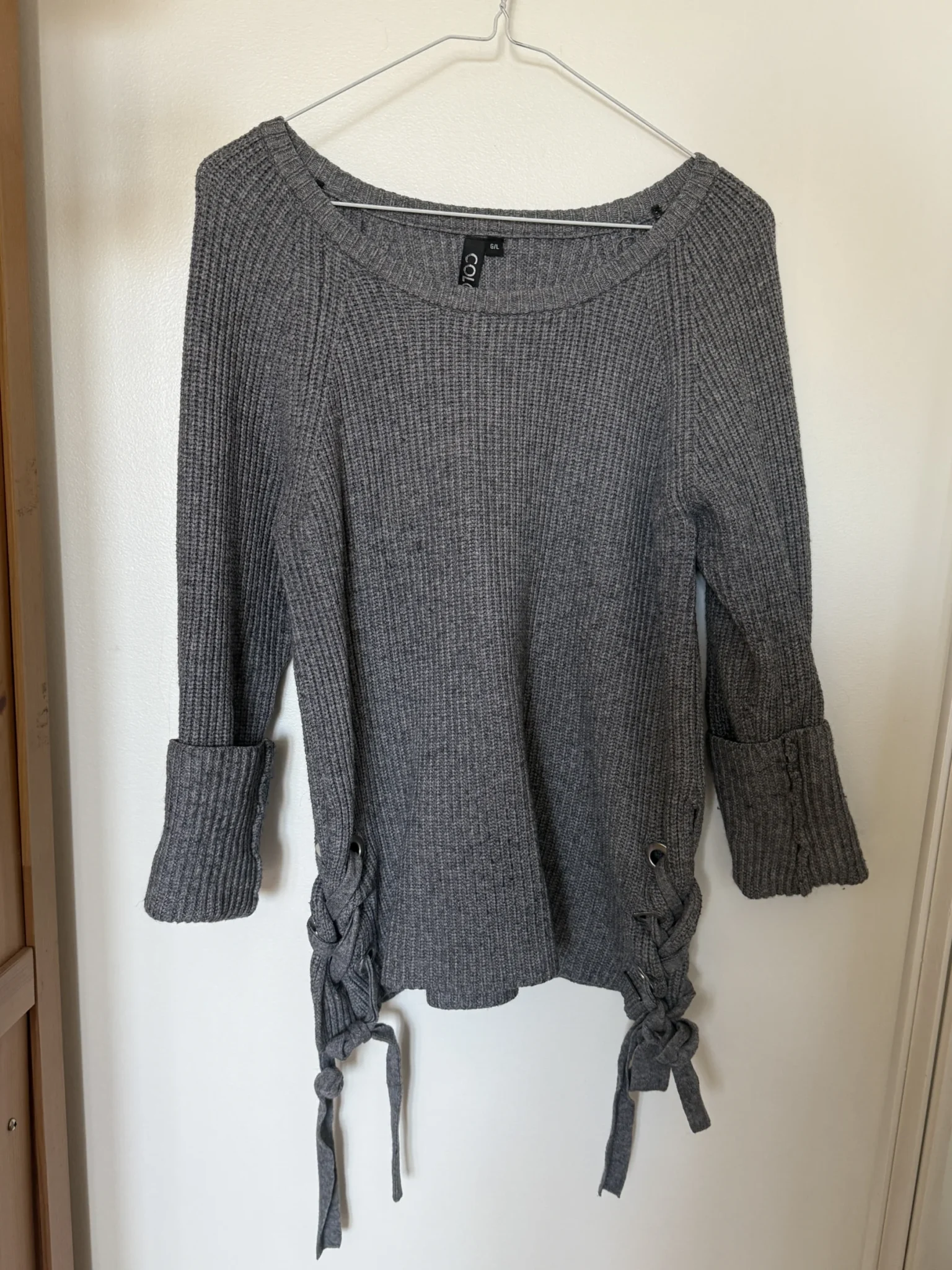 Featured image for Chandail gris avec attache sur le côté
