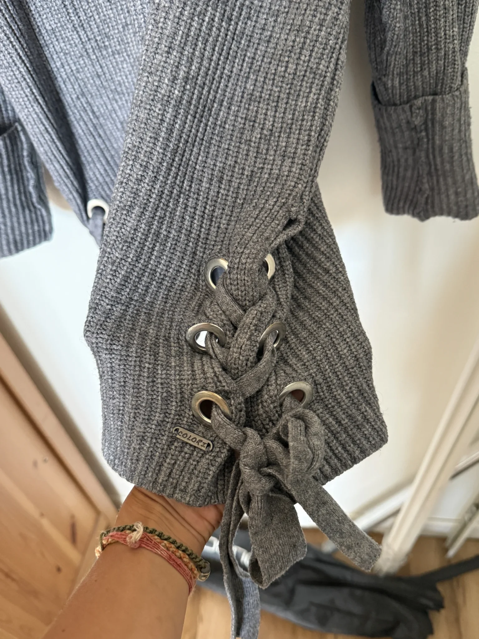 Image for Chandail gris avec attache sur le côté