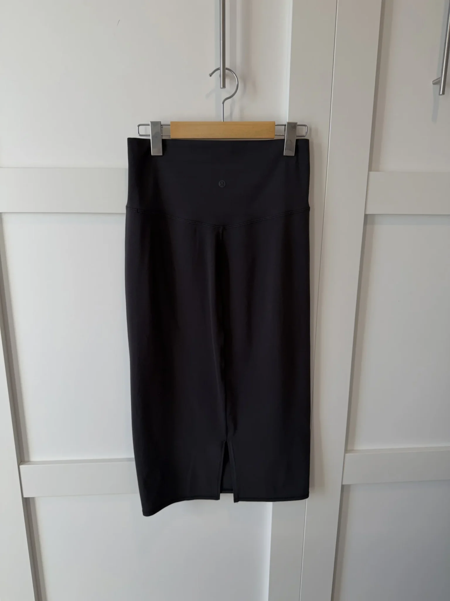 Featured image for High-waisted fitted skirt in Nulu