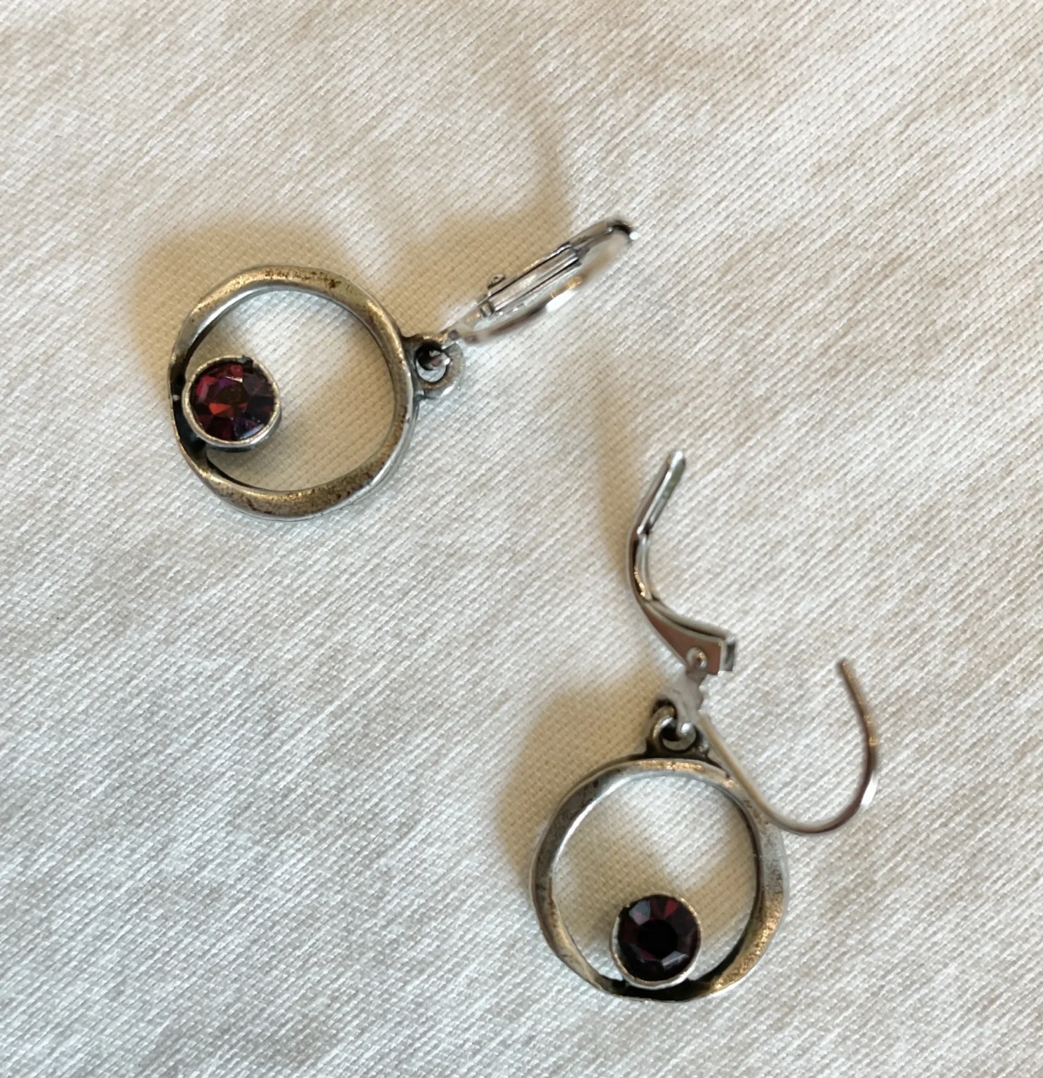 Featured image for Boucles d'oreilles en argent avec pierres mauves