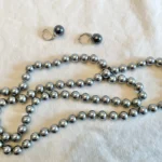 Featured thumbnail for Ensemble fausses perles - Collier et boucles d'oreilles