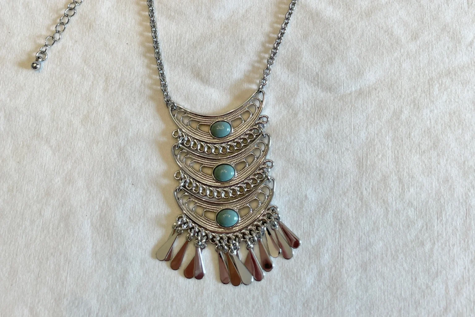 Featured image for Collier argenté avec fausses turquoises