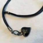 Featured thumbnail for Collier - ruban de cuir avec pendentif Coeur