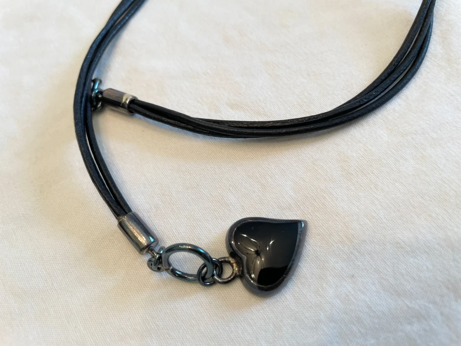 Featured image for Collier - ruban de cuir avec pendentif Coeur