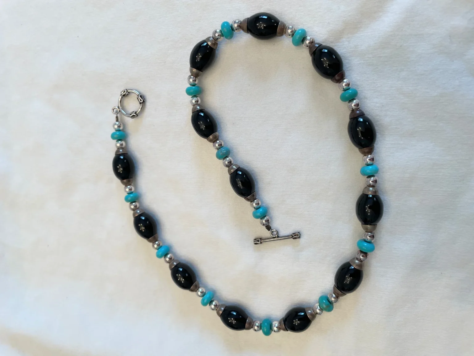 Featured image for Collier avec onyx et turquoises
