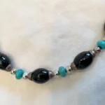 Thumbnail for Collier avec onyx et turquoises