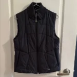 Featured thumbnail for Veste matelassée Lolë sans manches