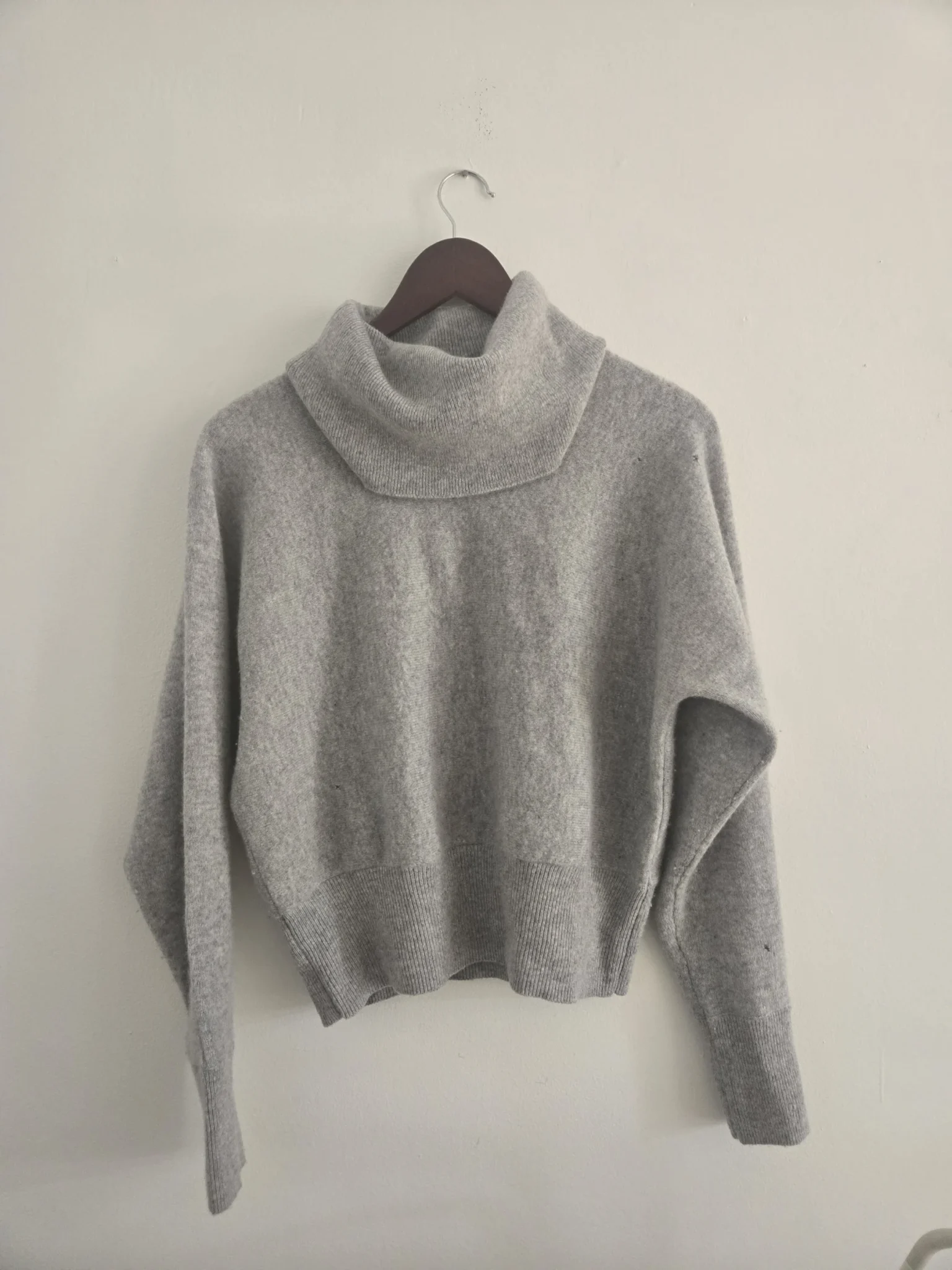 Featured image for Tahari 100% Cashmere Sweater