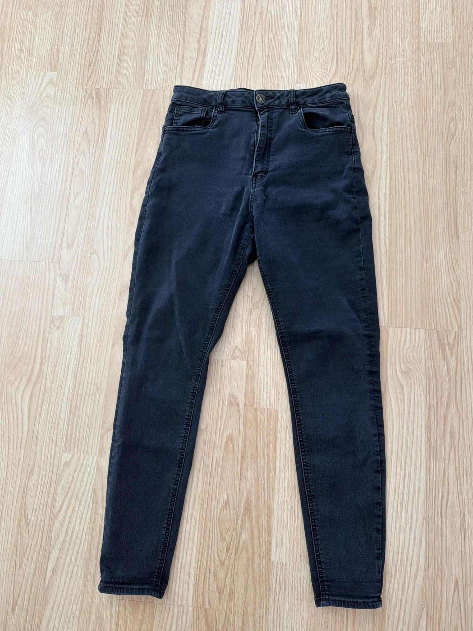 Featured image for Black high-waisted skinny jeans