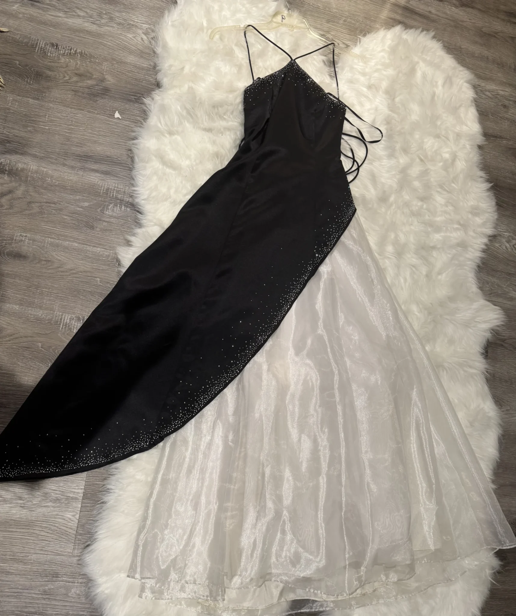 Featured image for Magnifique robe noir et blanc de bal