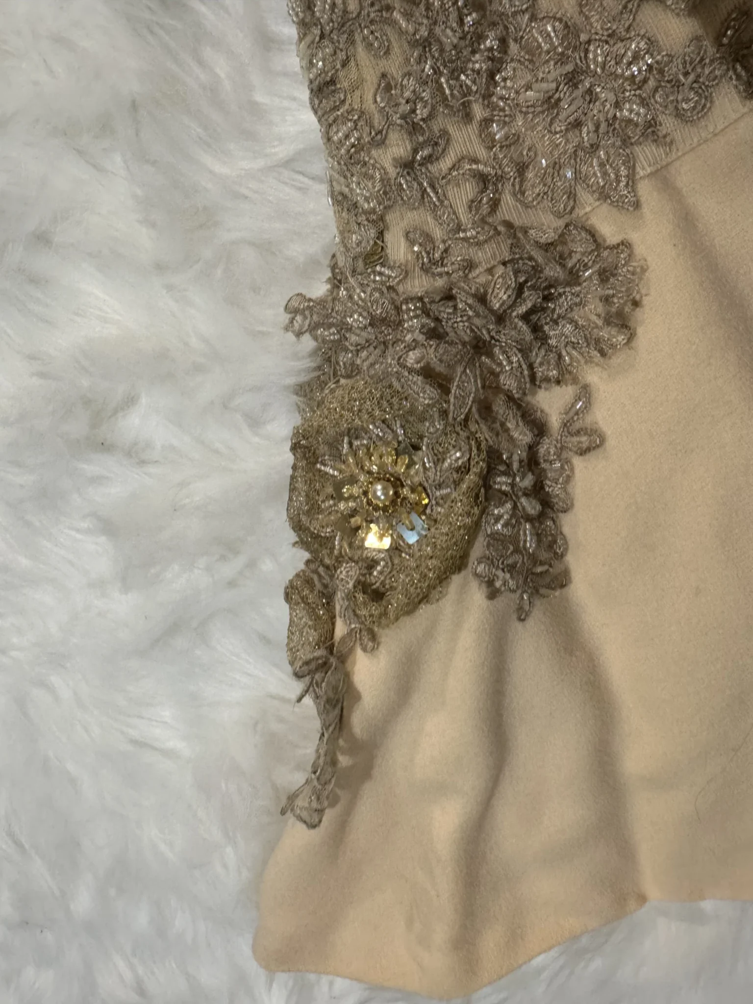 Image for Robe unique brodée à la main
