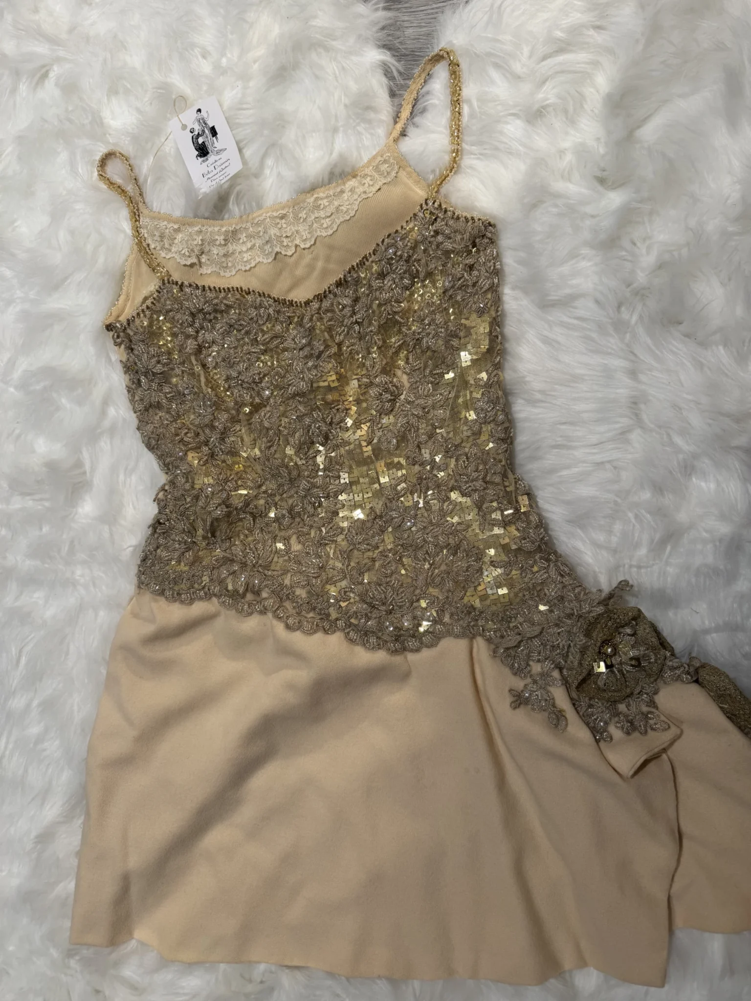Image for Robe unique brodée à la main