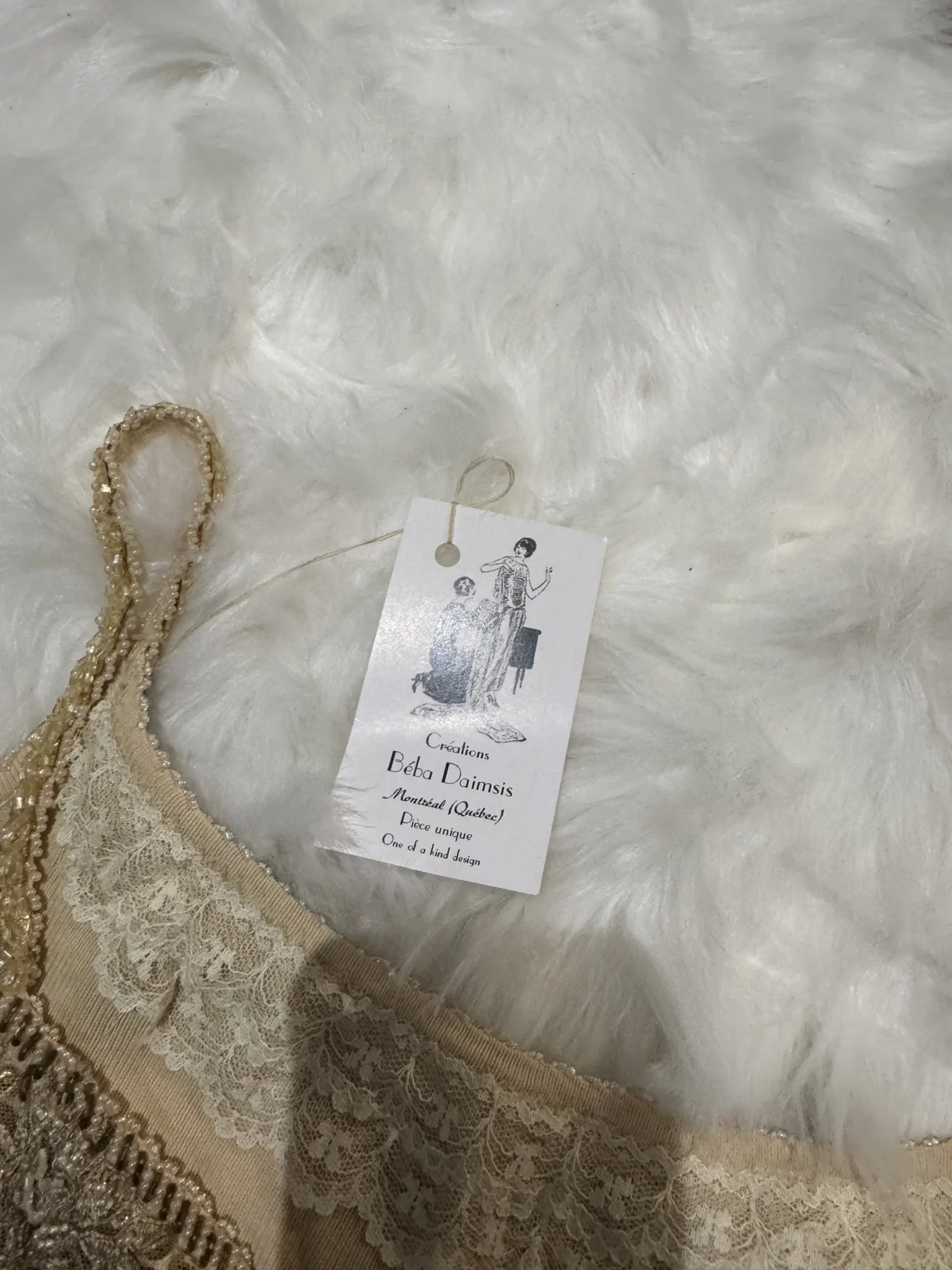 Image for Robe unique brodée à la main