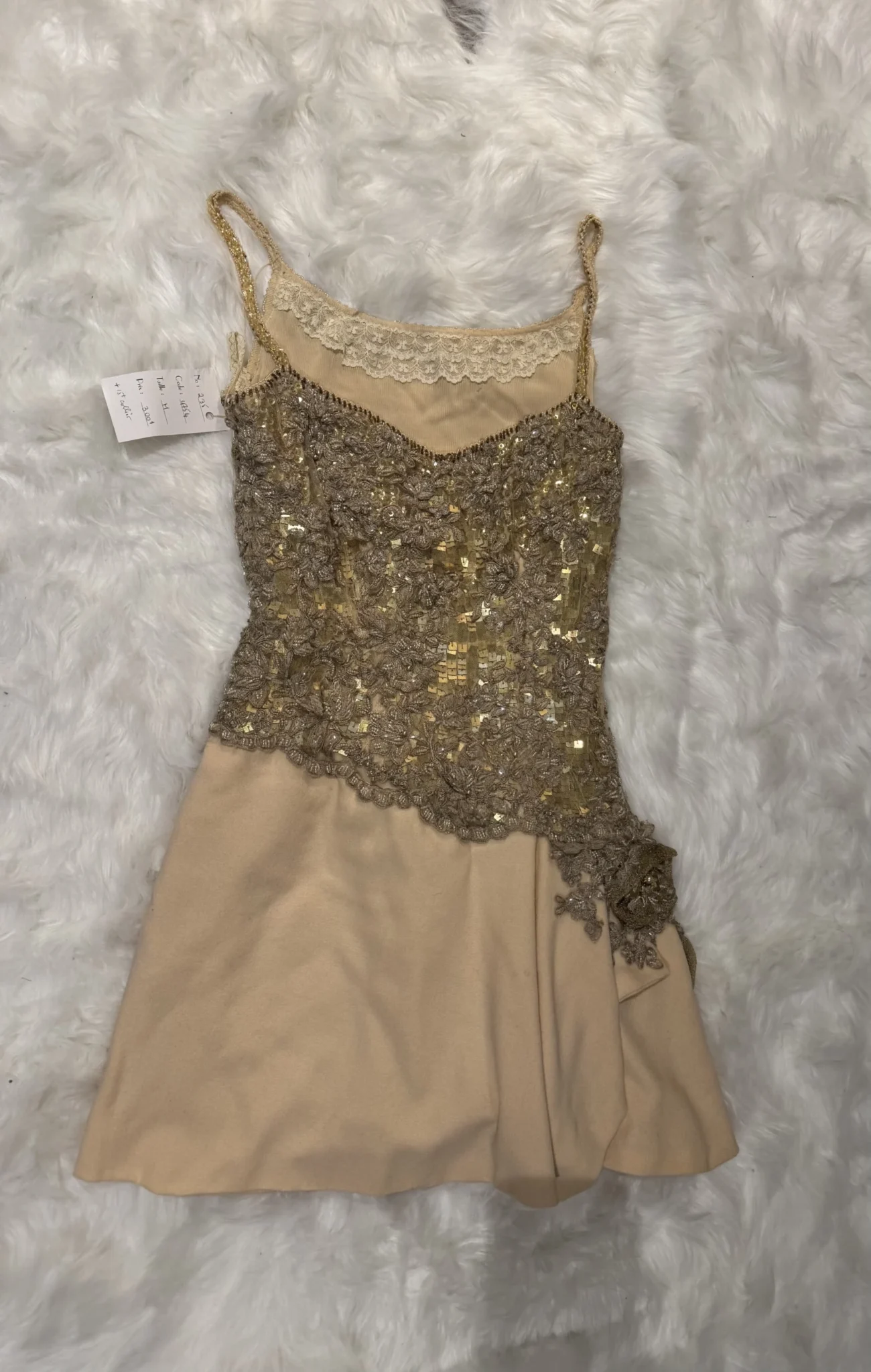 Image for Robe unique brodée à la main
