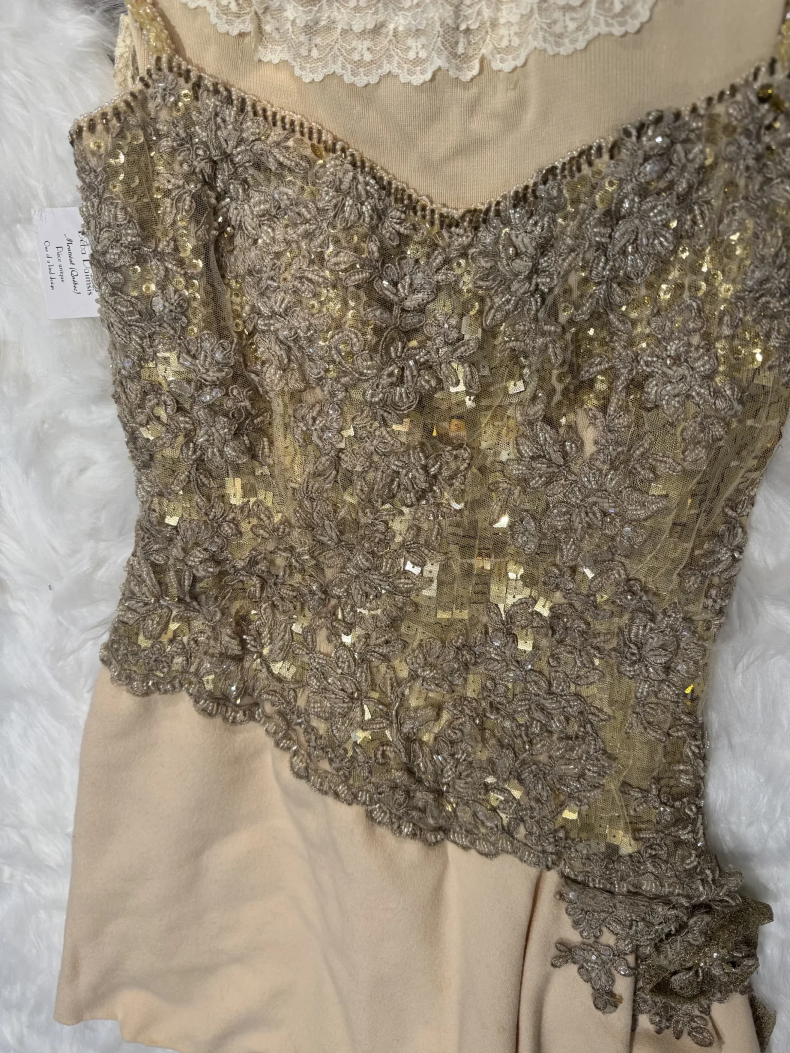 Image for Robe unique brodée à la main